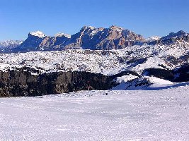 Von der Bergstation der DSB Sas de la Veglia der Blick zurück Richtung Alta Badia mit Conturines, La Varella und Fanes.