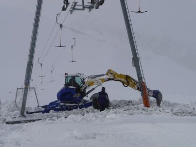 Stütze vor der Pistenquerung