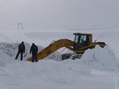 Grabungsarbeiten hinter der Talstation, hier wurde ein Stahlseil ausgegraben?