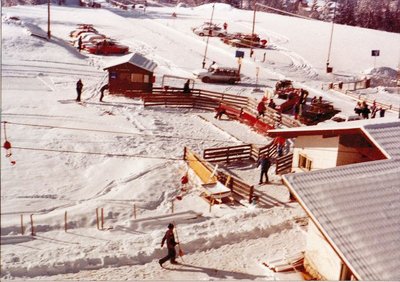 Talstation Skilift MIARA , Leitner . Fotographiert von der Terrasse des Hotels La Bronta ca um 09.00h früh. Ostern 1978.