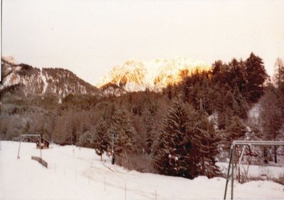 Nach einer Nacht mit frischem Schnee - Skilift Miara. Im Hintergrund eine schon aufgestellte Stütze der künftigen 3KSB Miara Leitner-Poma. Das Gebäude der Talstation war zu diesem Zeitpunkt erst fundamentiert.Die letzte Saison des Schlepplifts.