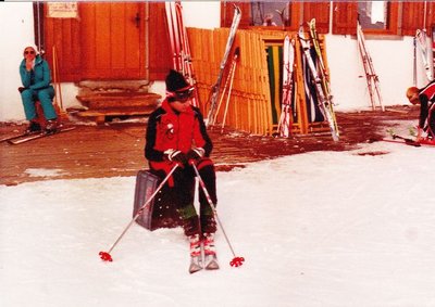 Dieseltom vor einer Hütte im Pralongia Gebiet