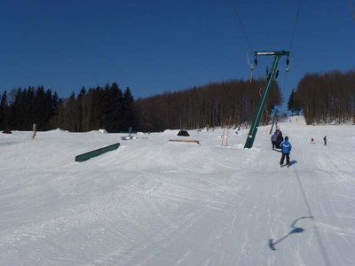 linke Piste mit großem Snowpark