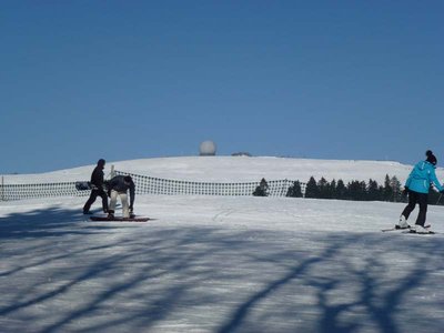 Blick von der Berstation zum Radom auf dem Gipfel der Wasserkuppe; schade, dass es hier keinen Lift gibt