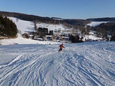 Hauptpiste Spielberglift, unten das Dorf Obernhausen