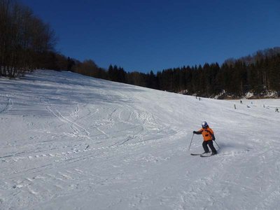 Hauptpiste, ganz rechts einige Rodler