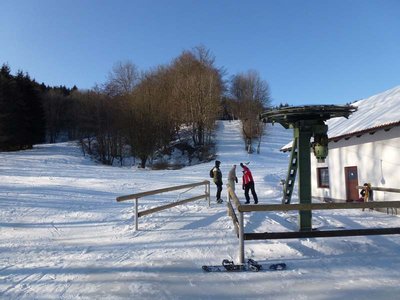 Spielberglift von unten, links die linke Piste auf eigenem Höhenrücken