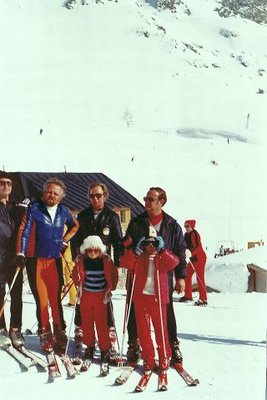 Gruppenbild am Seekarhaus. Im Vordergrund der kleine Seekarlift ,ein alter Stemag mit 2 Streckenstützen , im Hintergrund der Hundskogellift.
