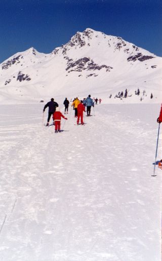 Obertauern1974 f.jpgder berühmte Hatscher vom Petersbühelkurvenlift vorbei an der Talstation Hundskogel zum Seekarhaus.jpg