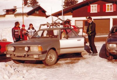 Obertauern1981 mit Familie Makowetz Parkplatz Haus Koch.jpg