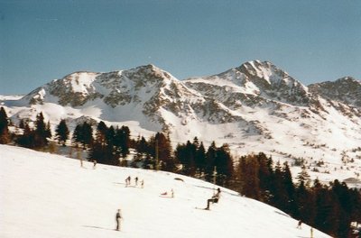 Obertauern1981 f mit Familie Makowetz Blick vom DSB Grünwaldkopf auf den ESL , Rechts unten Talstation Kirchbühellift..jpg