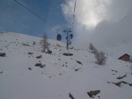 ich, plattjenfetischist, musste dieses bild einfach online stellen.eiswolken wie die oben rechts hatte es übrigens den ganzen tag ab und zu [die gemeinste war die, die mich vom mittelallalin nach morenja erwischt hat]. ah ja, für nostalgiker: die holzhütt
