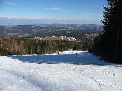 Bei der Bergstation Hannesen 1. Rechts im Schatten sind apere Stellen erkennbar.