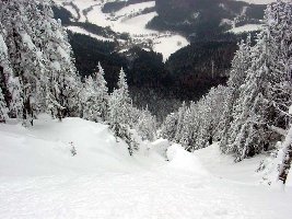 in einer der Südrinnen im Hintergrund sieht man Knappenberg