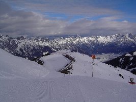Neuer Speicherteich Asitzmulde und die Bergstatino der 6KSB Asitzmulde rechts daneben.