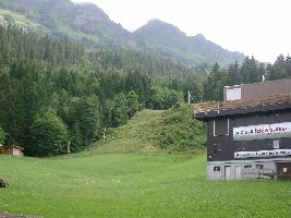 der Zielsprung der Lauberhornabfahrt, gleich neben der Talstation