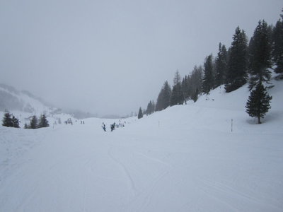 Piste 4, rechts daneben der 2-SL Larchkopf, links der Gasthof Gerlosstein mit der Bergstation der 27-GPB Gerlosstein