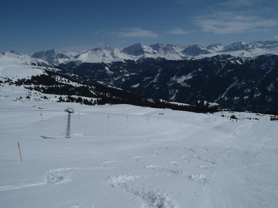 Blick von Piste 4 auf Skilift, Sessellift und Schanfigg