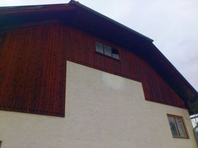 Hinterseite des Gebäudes der Talstation mit den beiden Öffnungen für die ehemaligen Abgasrohre des Deutz Diesels.