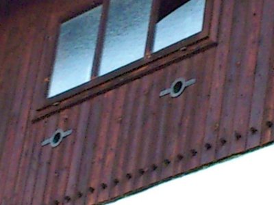 Man beachte die von einem renommierten Mauterndorfer Kunstschlosser gefertigten Durchlässe für die beiden Dieselabgasrohre!