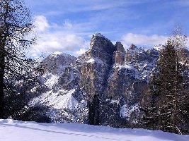 Nach unserer traditionellen Beschäftigung in der Ütia La Brancia noch ein Blick auf den Sassongher vom Einstieg in die Talabfahrt nach La Villa.