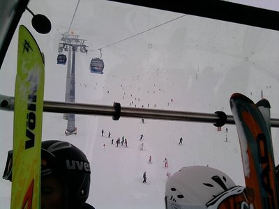 Jetzt in Hintertux, so viele Menschen auf 1 Piste hab ich selten gesehen, das sind Gletscherbus und Gefrorene Wandbahn