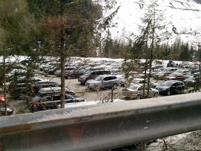 Alle Parkplätze voll, sogar der untere, so voll wars sogar Herbstferine nicht....