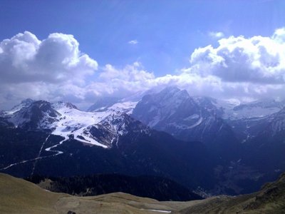 Skigebiet Belvedere/Canacei mit Naturschnee von Col Rodella/Refugio Des Alpes aus gesehen am 03.04.
