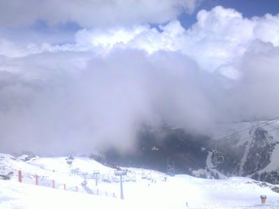 Vallon/Alta Badia am 07.04: Nach Neuschnee kommt die Sonne raus - über den Wolken! Gegenüber Cherz noch/wieder recht weiß.