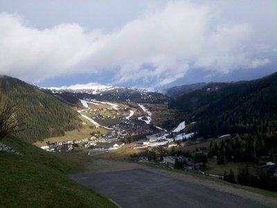 Corvara/Alta Badia vom Gasthof Vittoria/Colfosco aus gesehen am 07.04. Oben Neuschnee, unten weiße Bänder. V.l.n.r: Col Alto, 2xArlara, Pralongia (geschlossen), Boe