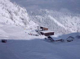 Blick auf die Hochalm mit der gleichnamigen PB, links ist noch die Stütze des ehemaligen
<br />Längenfelder-Schleppers zu erkennen. Im Hintergrund die Bergstation der Kreuzeckbahn.