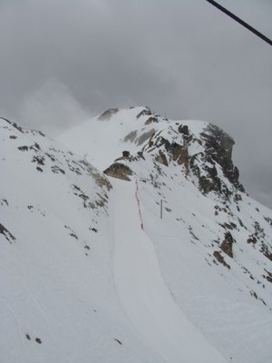 Die rote Abfahrt der 3. Sektion führt durch ein nettes Felsentor