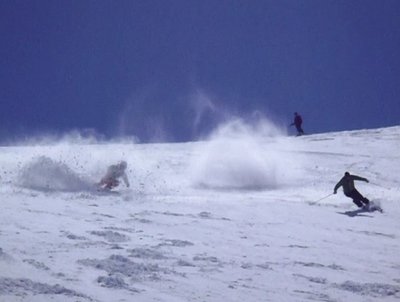 Reger Skiverkehr auf dem Hang; Bastian oberhalb.