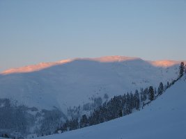 Das letzte Abendlicht verlischt am Steinbergstein, die Skispuren sind noch deutlicher erkennbar.