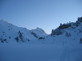 In der Abenddämmerung erreichen wir die Hütte. Die Temperatur sinkt nochmals merklich.