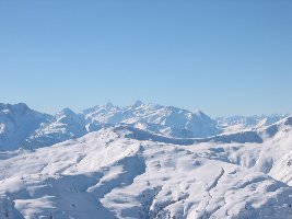 Hier deutlich zu sehen die 4SB Königsleiten 2000, darüber der Schrammacher, dann Olperer und Hoher Riffler mit dem markanten Gletscherdach des Federbettkees.