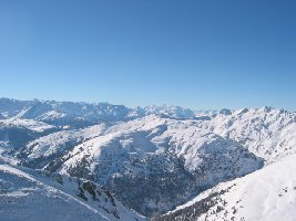 Die Königsleitenspitze in der zentralen Bildmitte, darüber der Tuxer Hauptkamm