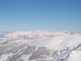 Links davor die Hohe Salve, weiter rechts der Zinsberg, alle in der Skiwelt.
