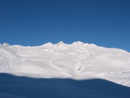 Die Tourenmöglichkeiten sind hier sehr vielfälltig, fast jeder Berg oder Hang eignet sich zur Befahrung.