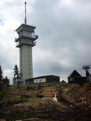 Bergstation mit Blick zum Gipfel des Keilbergs