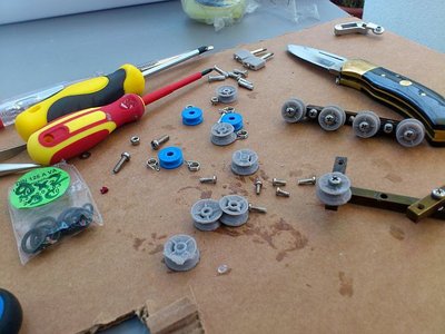 Montage des Niederhalters Stütze Nro 2 . Damit sind alle Stützen fertiggestellt.