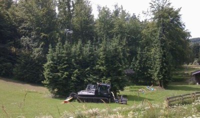Blick auf den Pistenbully. Im Hintergrund die bearbeitete Lifttrasse und die Fundamente für das Zutrittssystem.
