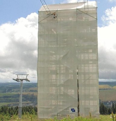 eingerüstete und eingepackte Seilbahnstütze
