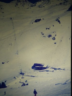 Blick vom Sassgalun in den Höllboden. Neben der kompletten Trasse der Höllboden-DSB sieht man auch die Talstationen der beiden Höllkarschlepplifte.