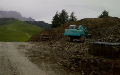 Bauarbeiten abseits der Trasse. Hab' net wirklich erkannt, was die da machen, wahrscheinlich aber doch Pistenbau, das gäbe dann die Super-Familienabfahrt fast ohne Steigung außenrum...
