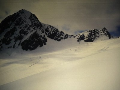 Die drei Eisjochschlepplifte. Der ganz links startet am Eisgrat und steht heute noch, die rechten beiden starteten im Gamsgarten und wurden durch die 6KSB ersetzt.