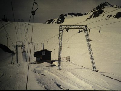 Bergfahrt am mittleren Eisjochschlepplift. Der rechte war an diesem Tag wegen zu geringer Auslastung außer Betrieb. Im Bild die Bedarfszusteigstelle.