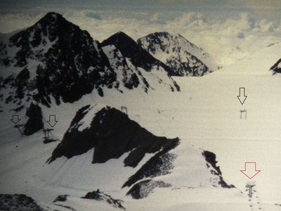 Blick von der Bergstation der Wildspitz-DSB zum Windachferner. Den Windach-Schlepplift gab es damals nicht (nur Seillift). Von den Eisjochschleppliften erreichte nur der Mittlere den Punkt der heutigen 6KSB. Mit schwarzen Pfeilen sind die Umlenkstationen der Eisjochschlepplifte gekennzeichnet, mit rot die Wildspitz-DSB.