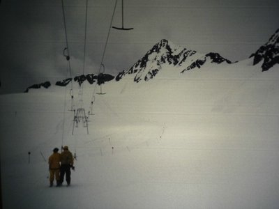 Bergfahrt am Daunferner. Damals gab es nur diesen einen Schlepplift, der nur über Wildspitz-DSB erreichbar war. (Rotadel gab es noch nicht.)