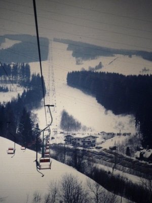 Bergfahrt mit dem 2,6km langen ESL. Heute steht hier eine 4KSB/B. Dort wo die parallele DSB beginnt ist heute eine Zusteigstelle.